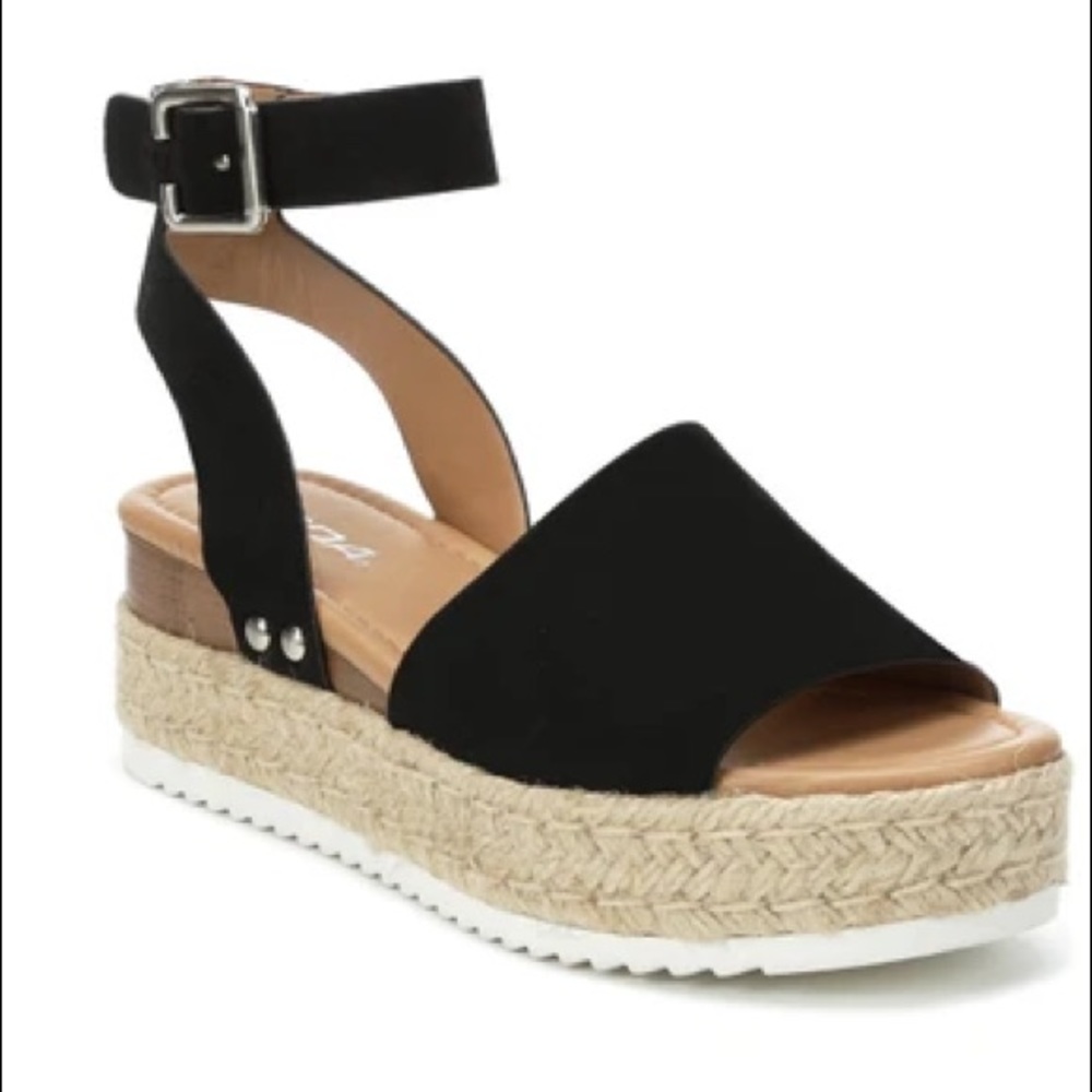 Soda Topic Flatform Sandals